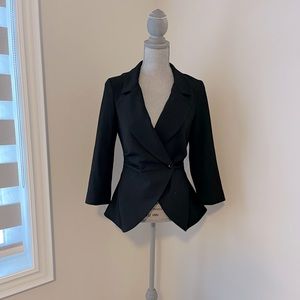 Wilfred Selina Blazer! Super flattering Size 4 - one button and fully lined 🖤